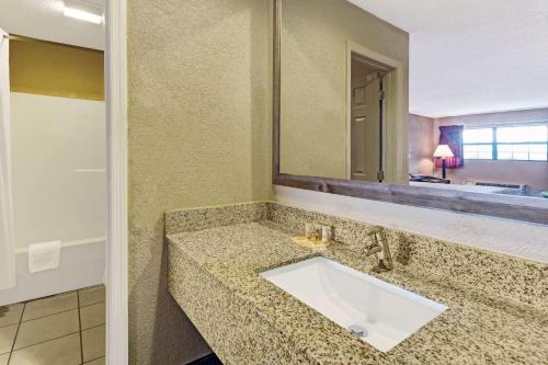 切罗基切诺基/斯莫基山戴斯酒店的一间带水槽和镜子的浴室