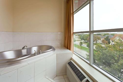 密尔沃基戴斯艺术套房酒店的一间带水槽和大窗户的浴室