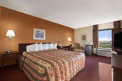 锡达拉皮兹锡达拉皮兹戴斯酒店及套房 的酒店客房设有一张床和一个大窗户