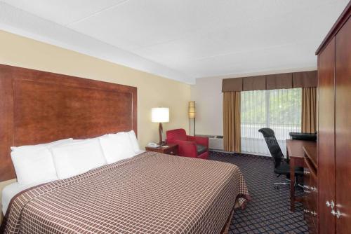 日内瓦日内瓦五指湖戴斯酒店的配有一张床和一张书桌的酒店客房