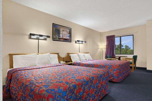 博伟公园布埃纳帕克戴斯酒店的酒店客房带两张床、椅子和窗户