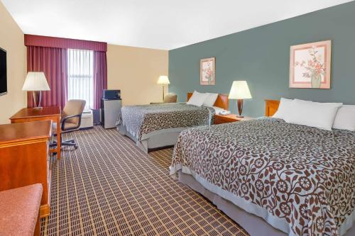 卡拉马祖卡拉马祖戴斯酒店及套房的酒店客房设有两张床和电视。