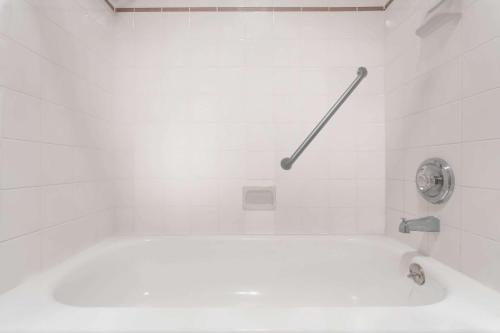 卡纳布卡纳布戴斯酒店的白色的浴室设有浴缸和淋浴。