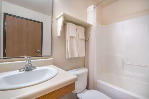 罗切斯特罗彻斯特戴斯套房酒店的白色的浴室设有水槽和卫生间。