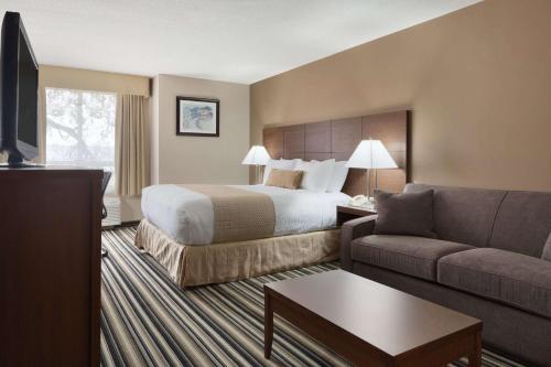 达尔豪斯戴斯酒店及会议中心 - 达尔豪西 的酒店客房,配有床和沙发