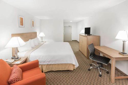 比洛克西比洛克西海滩戴斯酒店的配有一张床和一张书桌的酒店客房