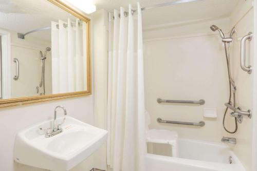 比洛克西比洛克西海滩戴斯酒店的白色的浴室设有水槽和淋浴。