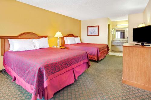 伯尼伯尼戴斯汽车旅馆的酒店客房设有两张床和一台平面电视。