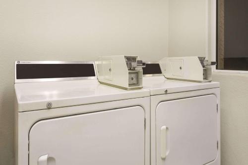 布尔海德市贝斯特韦斯特布尔海德城市酒店的浴室内白色橱柜顶部的两台机器