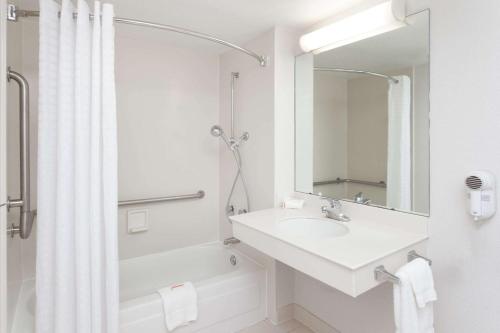 阿灵顿海茨芝加哥阿灵顿高地戴斯酒店的白色的浴室设有水槽和镜子