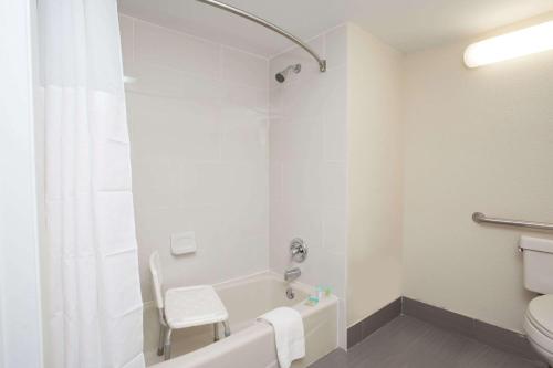 奥兰多机场戴斯套房酒店的一间浴室