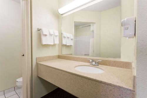 布卢明顿布卢明顿努马戴斯酒店的一间带水槽和镜子的浴室