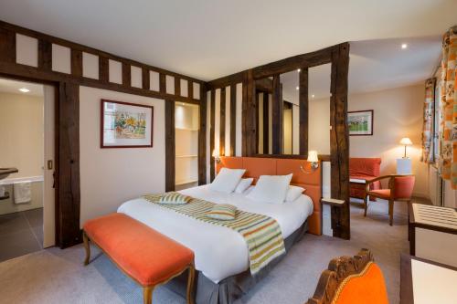 凯恩海豚和修道院Spa餐馆酒店的配有一张床和一张书桌的酒店客房