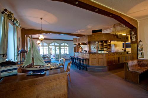 洛布洛贝斯特兰德酒店的厨房以及带桌椅的用餐室。
