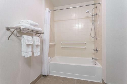 海波因特温德姆集团温盖特高点酒店的浴室配有浴缸、淋浴和毛巾。