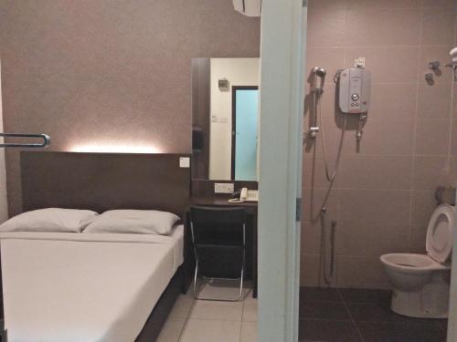 怡保丽景花园酒店的一间带床、水槽和卫生间的浴室