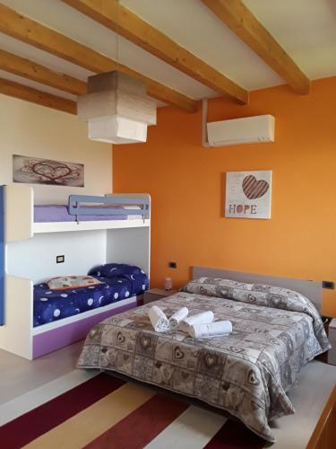 Borgoforte木和木旅馆的一间卧室配有一张床和两张双层床。