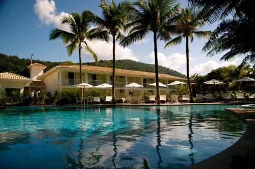 卡拉瓜塔图巴塔巴廷加佛得角科斯塔酒店的一座楼前棕榈树游泳池