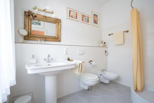 柏林柏林达斯利特拉特酒店的一间带水槽、卫生间和镜子的浴室