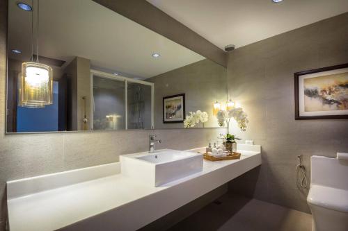 安吉利斯Dalian Peak Hotel的浴室设有白色水槽和镜子