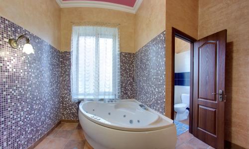 *Pirosmani Hotel的一间浴室