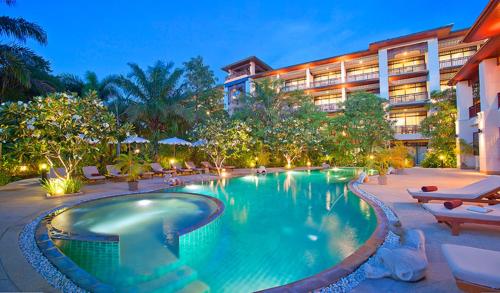 查汶穆拉精品服务住宅度假酒店的酒店前的游泳池