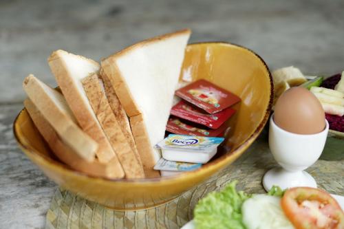 乌布巴厘岛幻想假日公园的桌上一碗食物,包括面包和鸡蛋