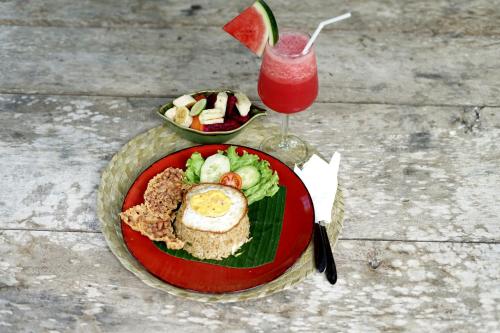 乌布巴厘岛幻想假日公园的桌上的一盘食物和饮料