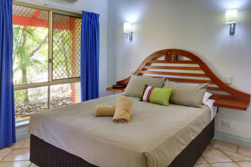 布鲁姆海比泰特度假酒店的一间卧室设有一张大床和大窗户