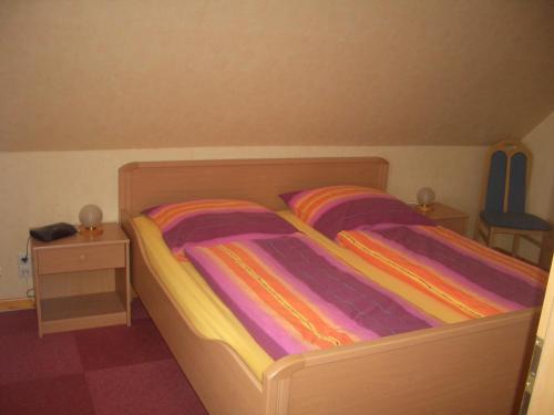 纽哈灵吉塞尔Haus Delphin的小卧室配有色彩缤纷的床单