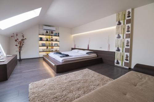 埃格尔Aranyudvar Apartman的一间卧室配有一张床和一张沙发