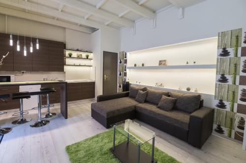 埃格尔Aranyudvar Apartman的带沙发的客厅和厨房