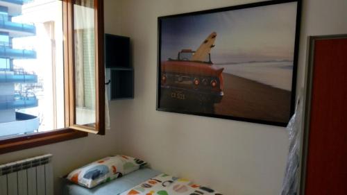 格拉多Appartamento Perco Riva Slataper的卧室墙上有船的照片