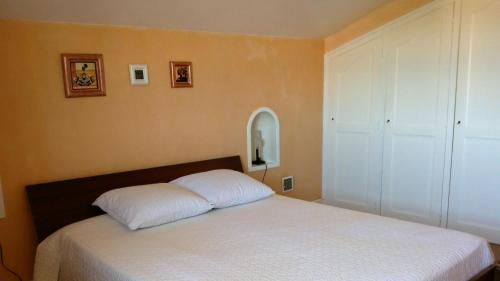 塔尔诺斯Chambre privée à Tarnos的卧室配有白色的床和白色橱柜