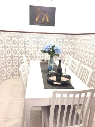 加亚新城海星度假屋的白色餐桌和白色椅子