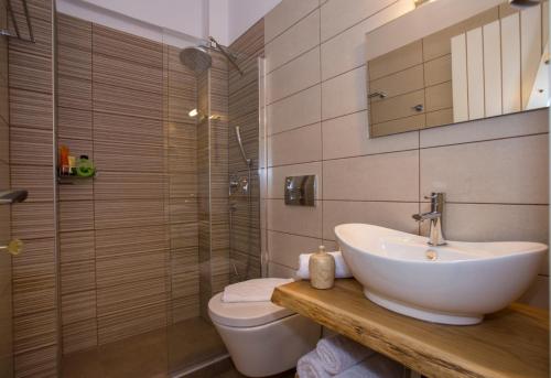 利迈纳里亚The Five Keys Apartments的一间带水槽、卫生间和淋浴的浴室