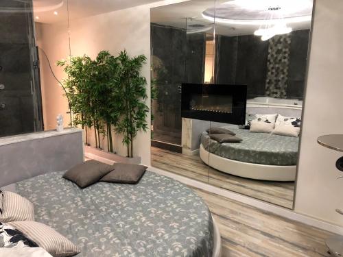 阿西西Assisi Luxury SPA Suite的一间卧室设有两张床和大镜子