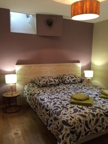 萨尔拉拉卡内达Le Nessmann的一间卧室配有一张带两盏灯的床。