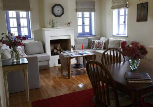 帕皮康Papigo Stonehouse的客厅配有沙发和桌子