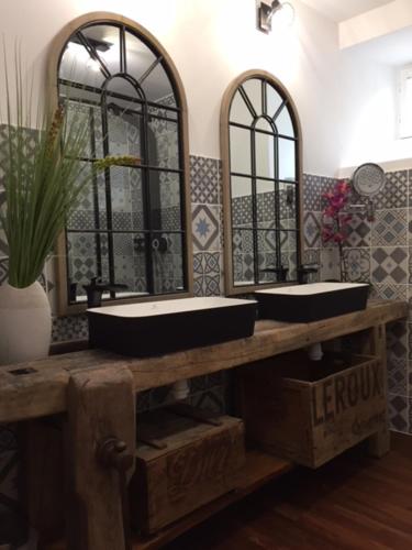 萨尔拉拉卡内达Le Nessmann的浴室设有2个水槽和2面镜子