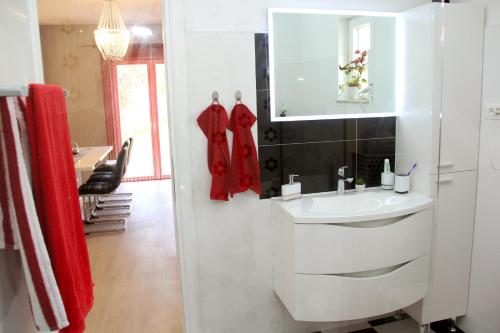 比利切Apartmani Corleone的白色的浴室设有水槽和镜子
