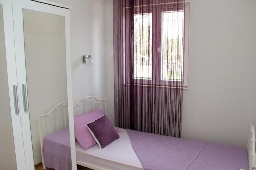 比利切Apartmani Corleone的一间小卧室,配有床和窗户