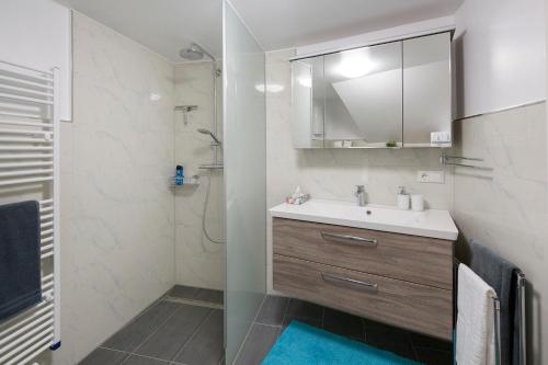 柏林克罗伊茨贝格城市公寓的一间带水槽和淋浴的浴室