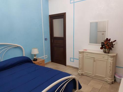 巴勒莫Pelù il marinaio的一间蓝色卧室,配有一张床和镜子