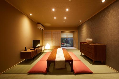 京都宫川町丝蓓绮里恩度假屋的客房设有桌子、书桌和电视。