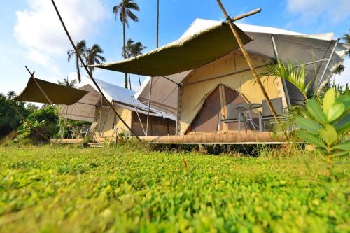 麦岛Naivacha Tent Koh Mak的草场上带帐篷的建筑