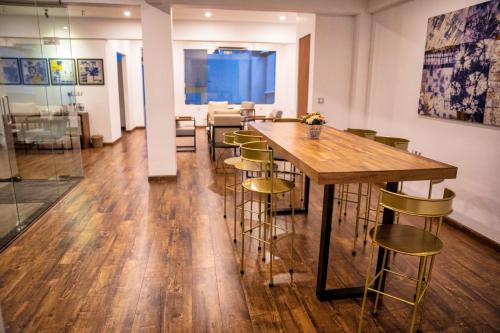 科伦坡科伦坡堡C1酒店的一间带木桌和椅子的用餐室