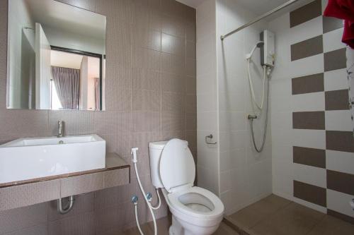 曼谷素坤逸之家生活105号公寓式酒店的浴室配有卫生间、盥洗盆和淋浴。