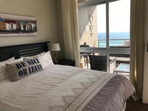 布鲁堡史特兰Atlantic Haven的一间卧室设有一张床,享有海景