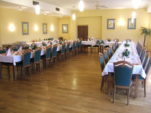 比尔森约克酒店 的宴会厅配有桌椅和白色的桌布